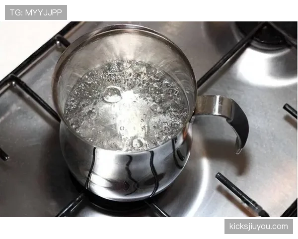德约训练馆里连开水都讲究得像五星餐厅，普通人感觉自己是自来水桶一样惨